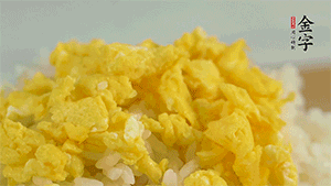 將雞蛋碎、西蘭花碎和放涼的米飯混合，用少許鹽、橄欖油調(diào)味。
