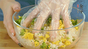 將飯團(tuán)用手搓捏成圓球狀。
