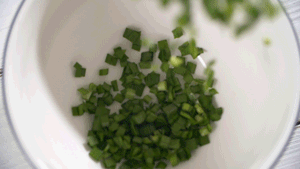韭菜洗凈，切粒。