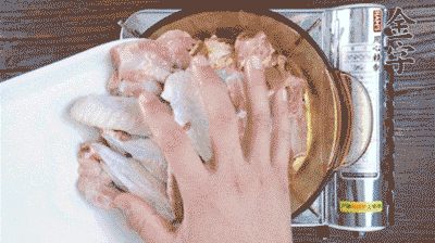 加料酒、蔥姜焯水2分鐘，清洗備用。