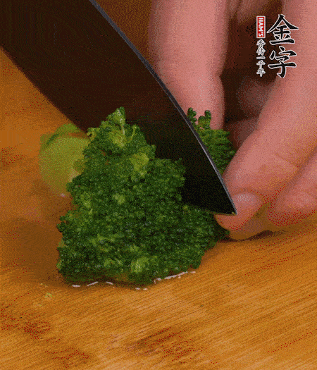 西蘭花用淡鹽水浸泡十幾分鐘后過開水焯燙熟后撈出。