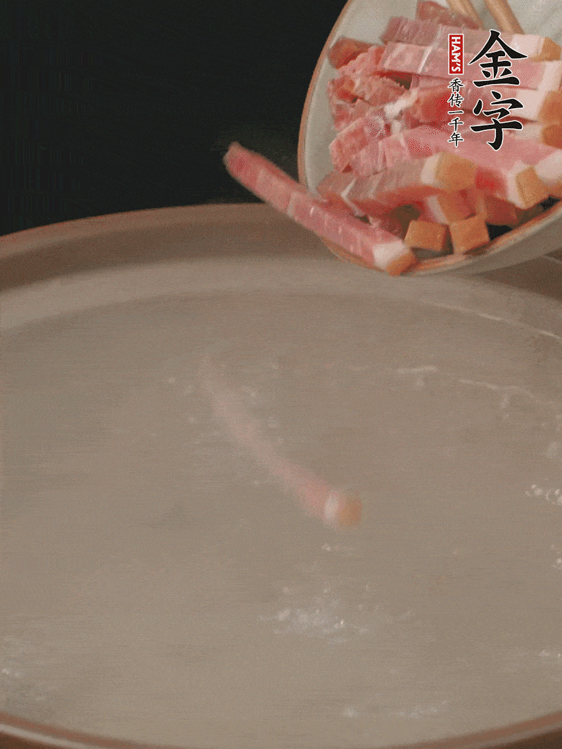 金字火腿切絲，熱水下鍋，放火腿燉煮15分鐘。