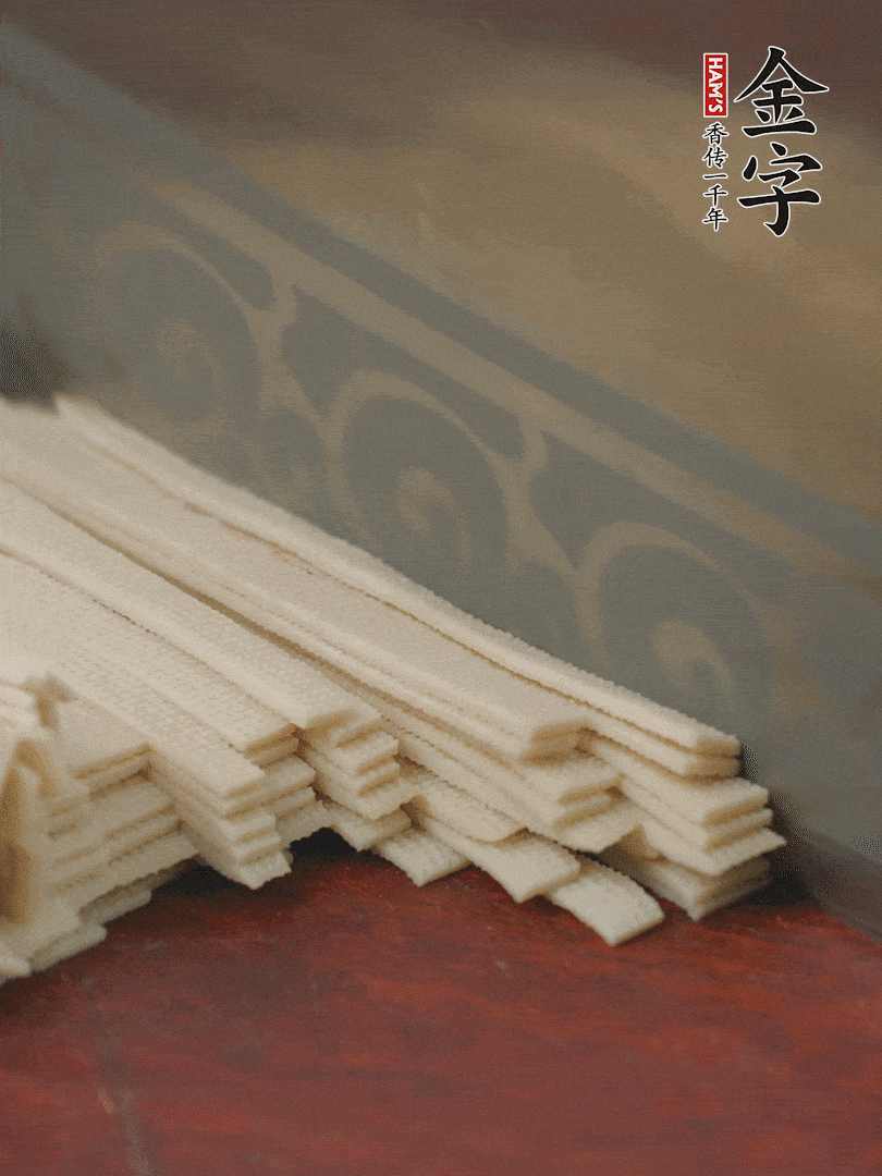燉火腿期間，千張切細(xì)絲，白蘿卜去皮切細(xì)絲，蒜葉切細(xì)丁。