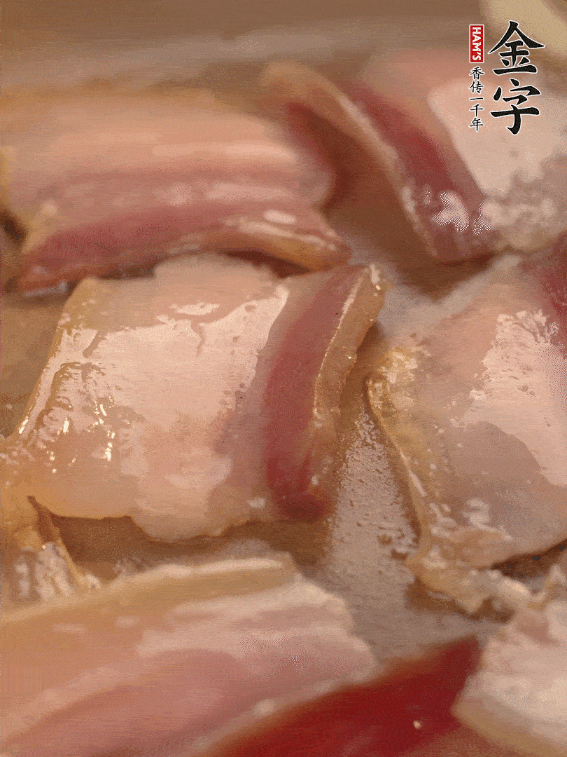 鍋中熱油煸香大蒜、咸肉。