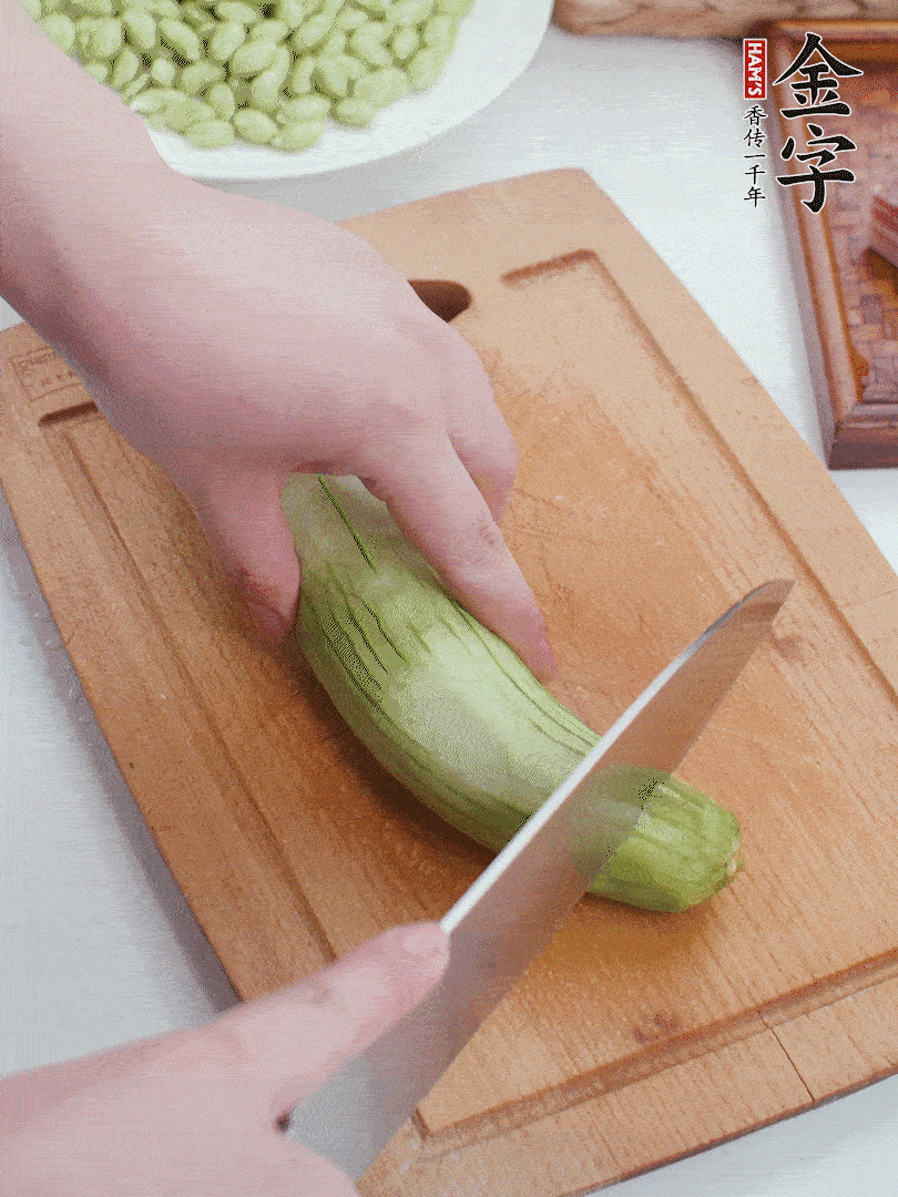 絲瓜去掉外皮，去掉兩端，切成滾刀塊。
