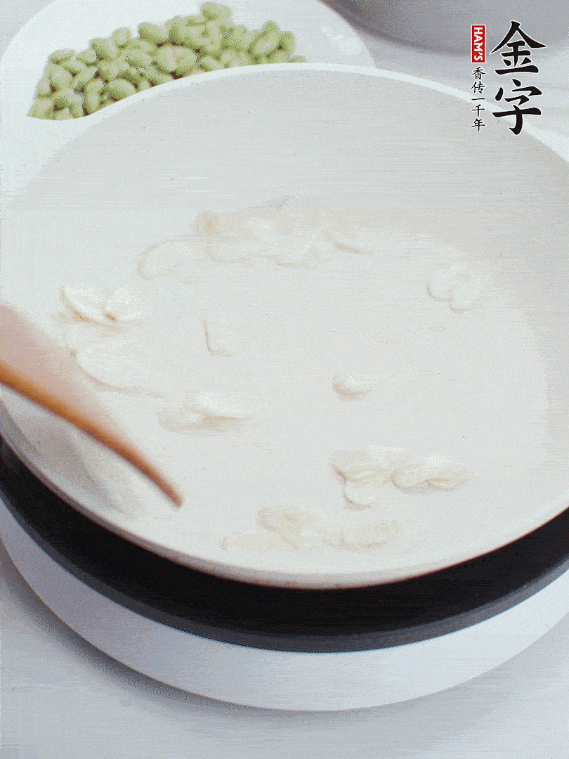 金字淡咸肉煮15分鐘，撈出切片。油5成熱時，蒜末、咸肉爆香。