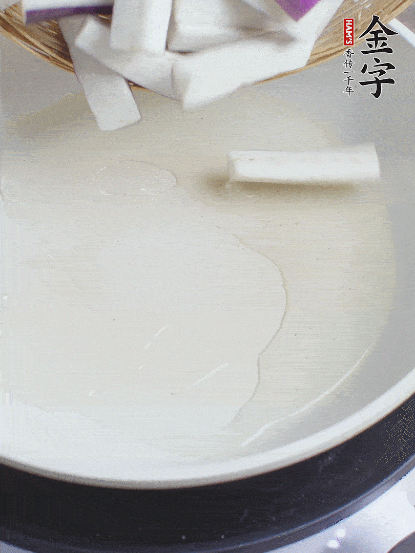 杭茄洗凈去蒂，縱向剖成4份，切成長10cm左右的段。白洋蔥切絲。口蘑洗凈去掉柄。紅椒切菱形片。