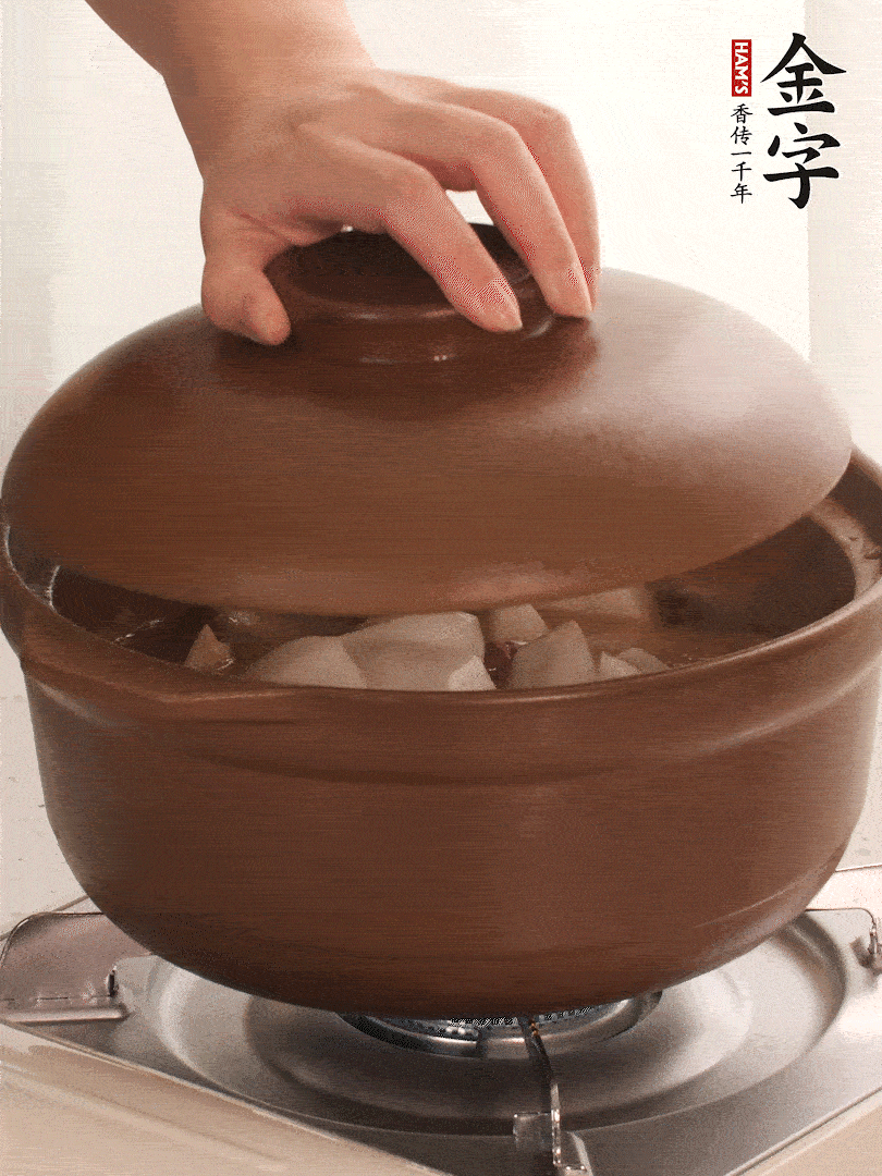 倒沒過食材的熱水，大火燒開。蓋上蓋子轉中小火，燉15-20分鐘。等蘿卜煮到喜歡的軟爛度就可以關火。