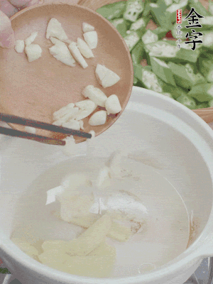 砂煲熱油，姜蒜、辣椒煸香。