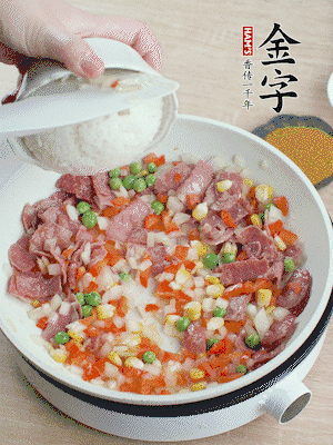 放米飯炒至顆粒分明。