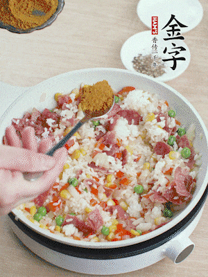 1勺咖喱粉、1/2勺鹽，少許黑胡椒碎炒均。