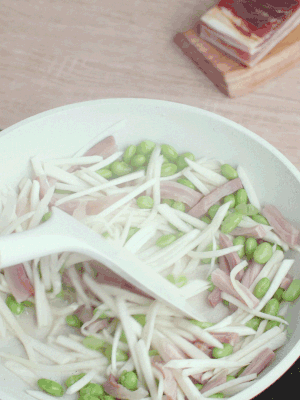 下茭白絲、青豆翻炒。