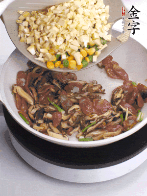 鍋里熱油，爆香蔥白，下香腸片炒至微微出油，加時蔬粒、香菇粒、春筍粒翻炒均勻。