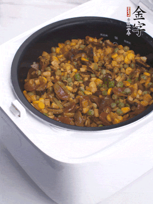 電飯煲按煮飯鍵，出鍋撒蔥花。
