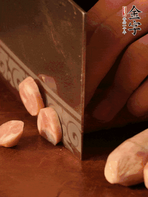金字烤腸切圓片。