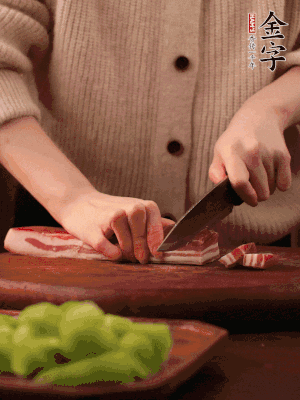 金字淡咸肉切片，冷水入鍋，加姜片、料酒略焯水。同步，五花肉切塊焯水。
