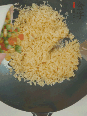 下豌豆粒、胡蘿卜粒、玉米粒。（買現(xiàn)成冷凍的雜菜即可，非常方便）