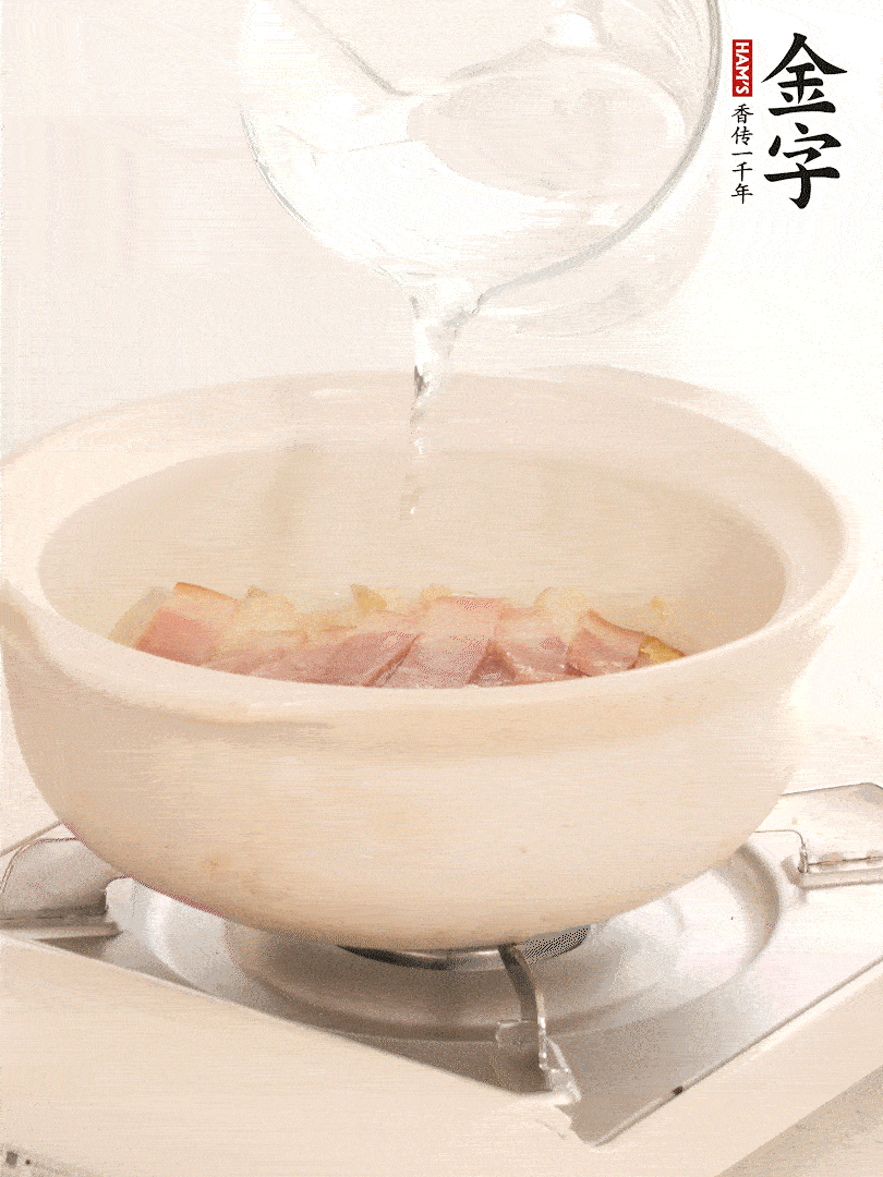 放入火腿片，加開水，再加入豆腐