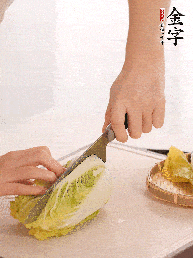 生姜切末，白菜改刀成成塊。