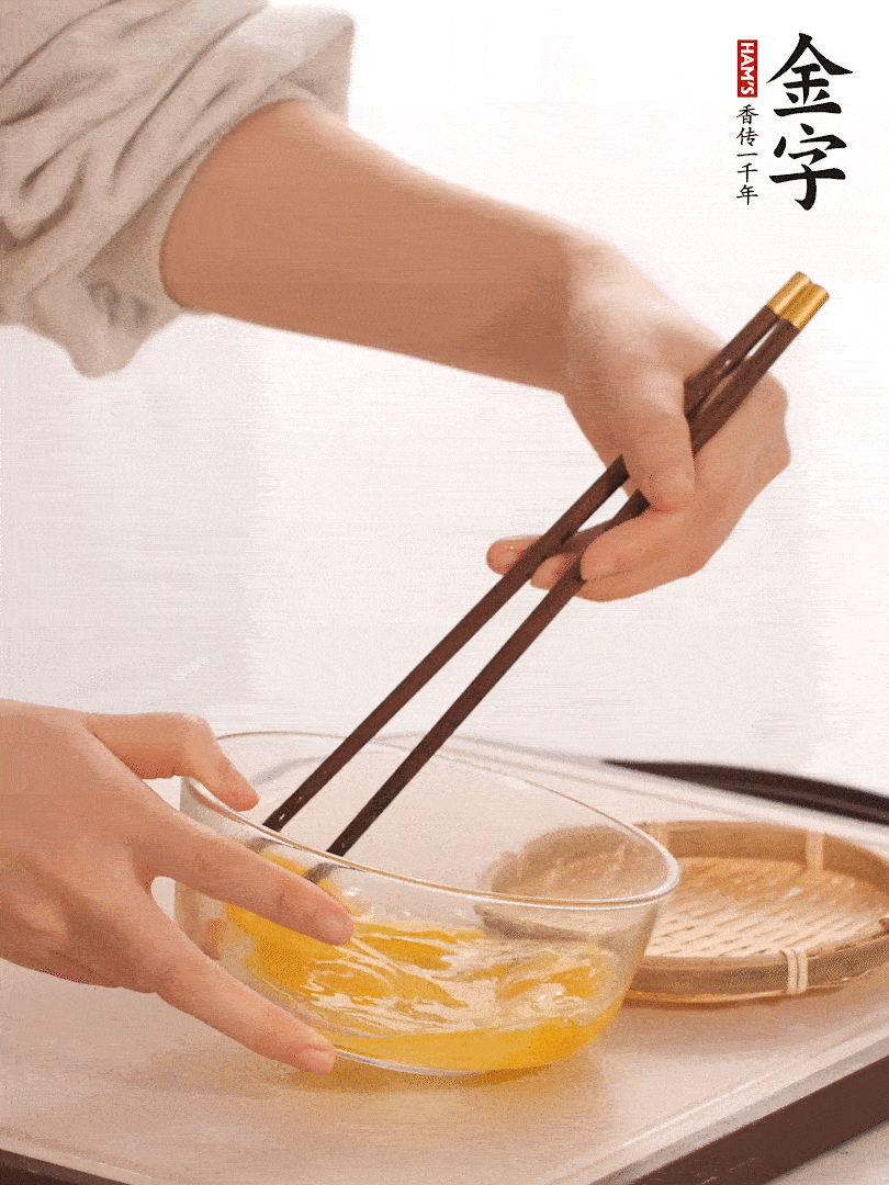 兩顆雞蛋打散。