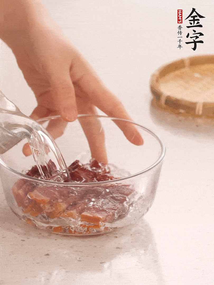 金字火腿切片，溫水泡5分鐘。