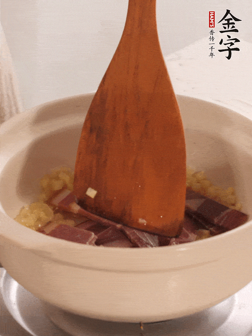 加熱水，加入白菜蓋上蓋子煨煮3分鐘。