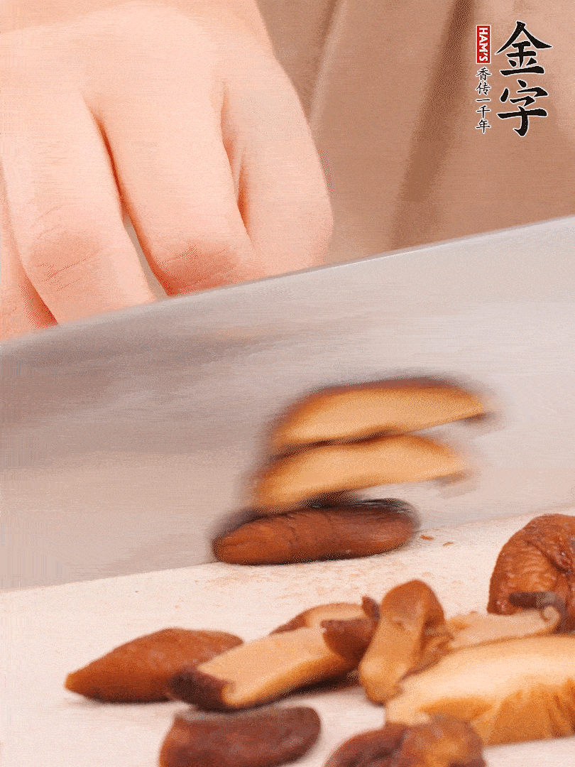 干香菇泡發，切成小塊。