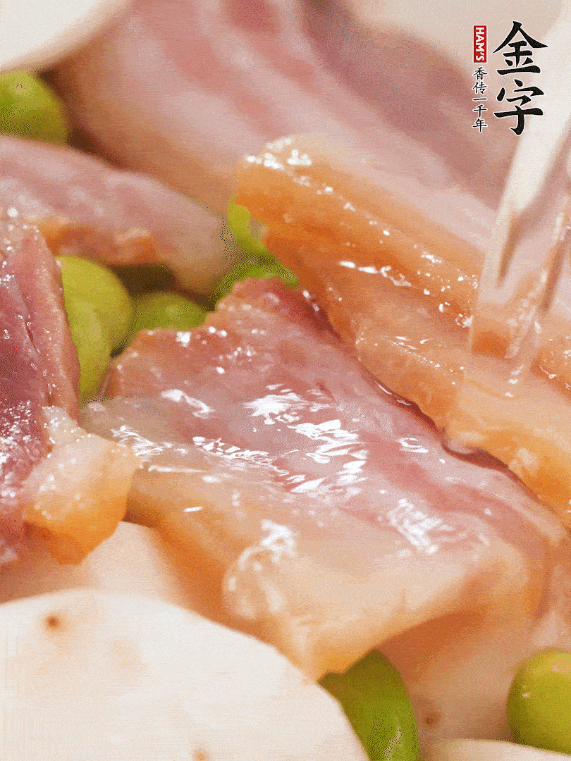 倒入芋艿、熟毛豆，翻炒均勻，加1小碗水煮開(kāi)