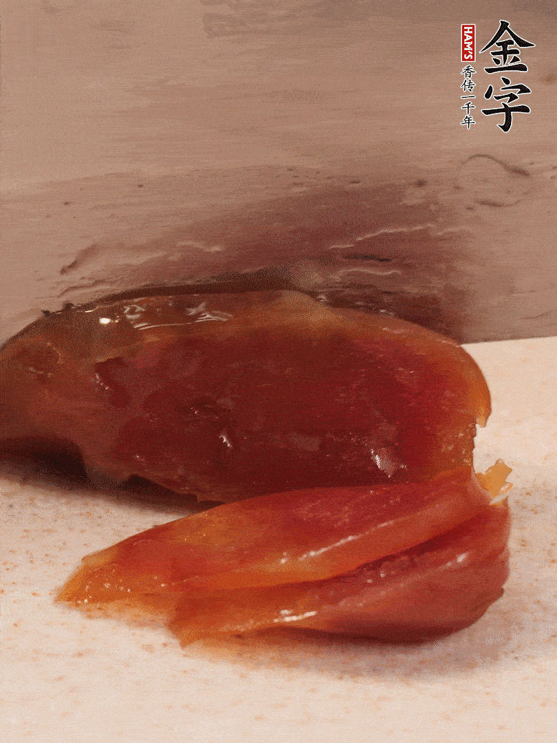 臘腸煮熟后，切薄片
