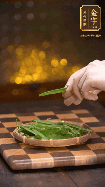 荷蘭豆去掉兩頭，切成菱形，下沸水中，加鹽、油汆燙30秒