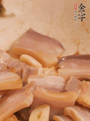 加入雪菜、咸肉冬筍 炒出香味