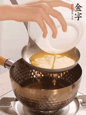 雞蛋過(guò)篩子倒入油鍋炸成蛋酥，瀝干油。