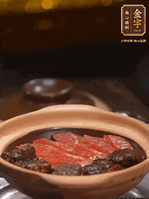 鋪上臘腸和排骨，鍋邊淋一圈油，小火煲10分鐘