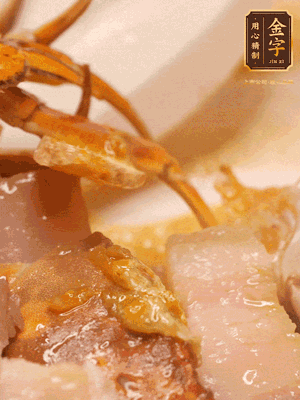 顏色變紅時(shí)，放蔥結(jié)、姜片煸香，再放咸肉、茭白、毛豆翻炒