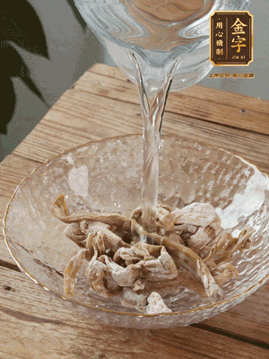 筍干提前泡發(fā)1晚切段，冬瓜去皮切塊。