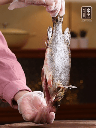 鱖魚殺好洗凈，去頭去尾留用，貼著魚背去掉主刺，再切成大小均勻的魚塊