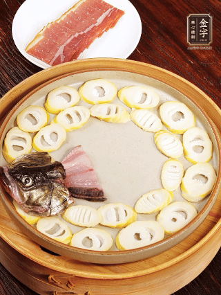 取一個深一點的盤子，按照“春筍墊底、魚肉居中、火腿蓋頂”的順序擺放。魚頭和魚尾擺在兩端，還原整魚形狀