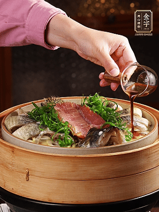 蒸魚時做蒸魚醬汁：鍋中少油，蔥白段、姜片、蒜片、洋蔥絲爆香，加2勺蒸魚豉油、3勺清水、一點白糖煮沸。（比單純淋蒸魚豉油香得多）